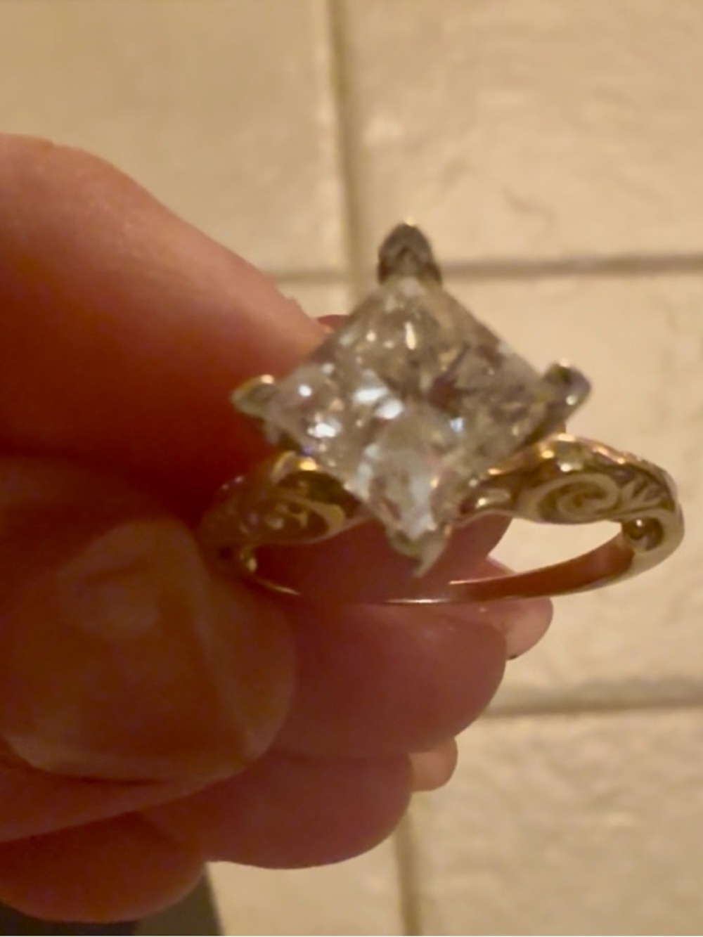 2.03 ct Diamond Ring: Princess Cut -Grade F / VS1 - 14k gold